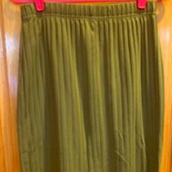 Women's Fashion Formulas Solid Olive Pull On Stretchy Skirt Sz: L - Picture 3 of 4